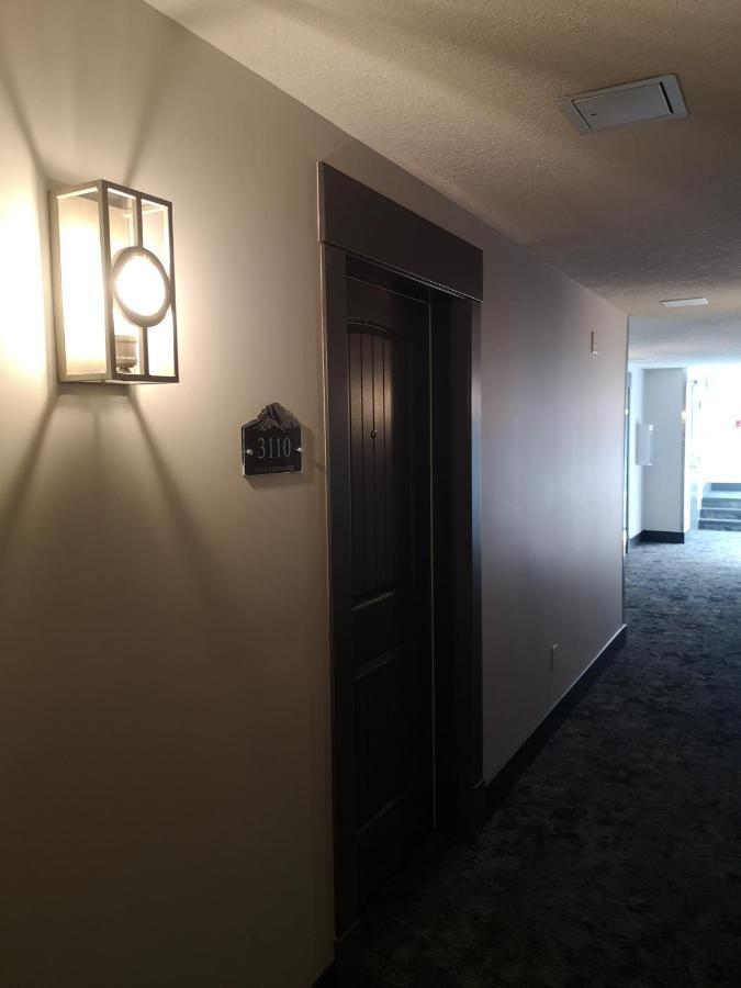 Rocky Mountain Getaway Apartment Канмор Екстериор снимка