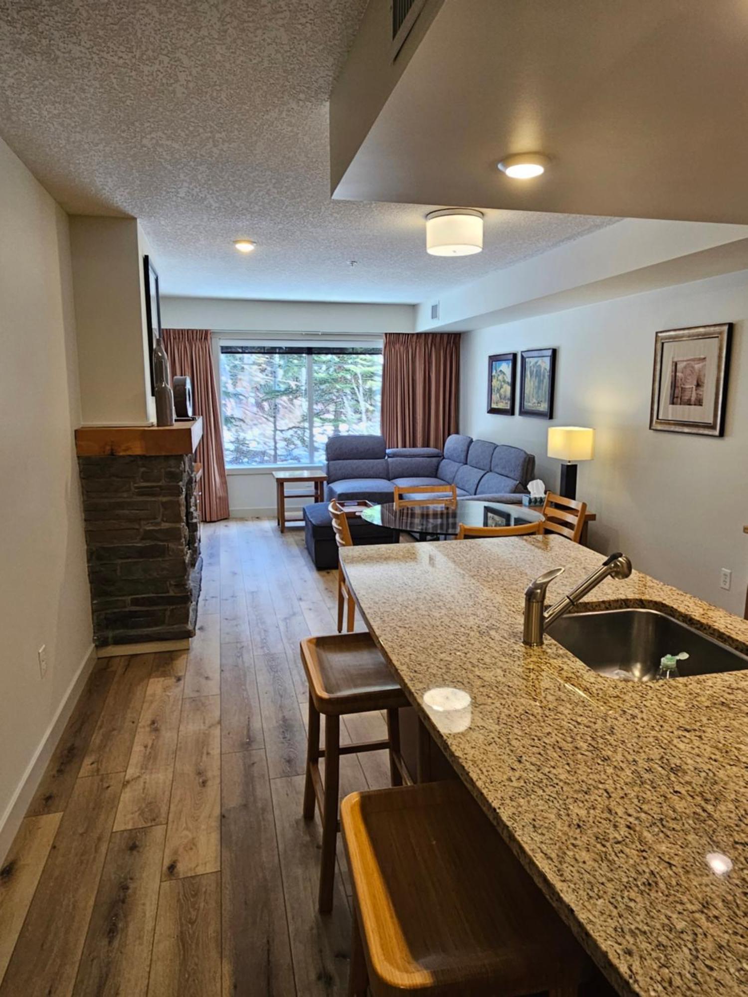 Rocky Mountain Getaway Apartment Канмор Екстериор снимка