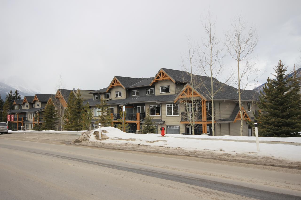 Rocky Mountain Getaway Apartment Канмор Екстериор снимка